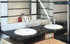 Badezimmer mit gestaltetem Waschtischschrank